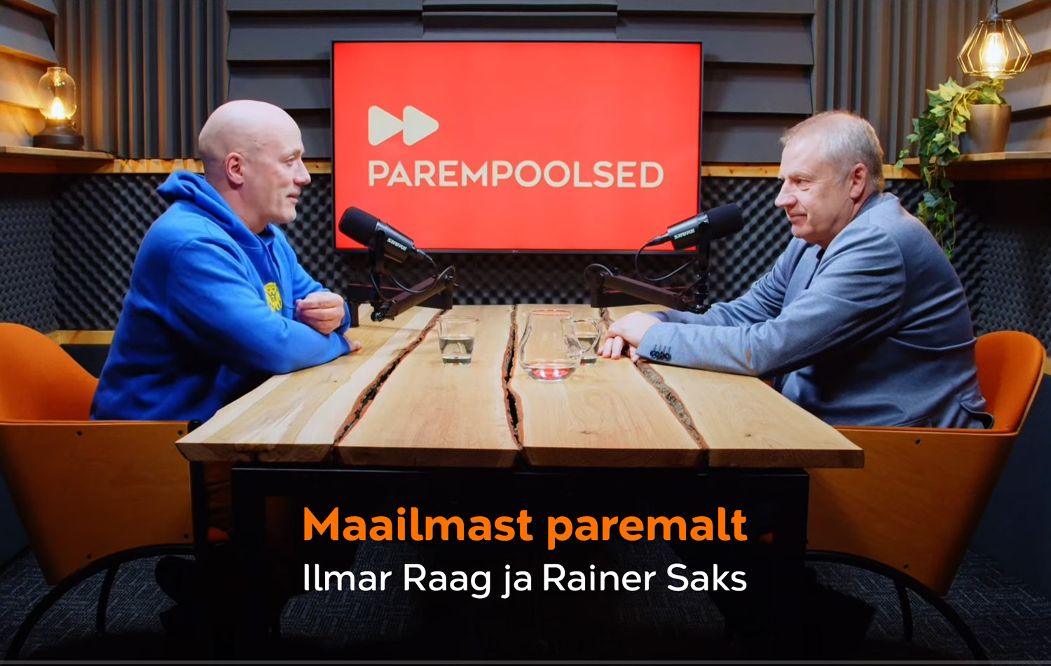 Stuudios laua taga istuvad vasakul Ilmar Raag ja paremal Rainer Saks.